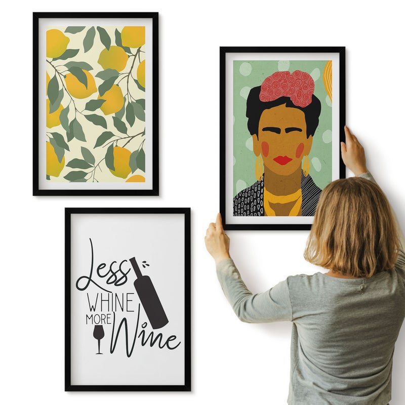 Galeria ścienna 3-częściowy komplet obrazów w czarnych ramach - Cytryny hasło o winie portret Fridy Kahlo - ArtPrintCave