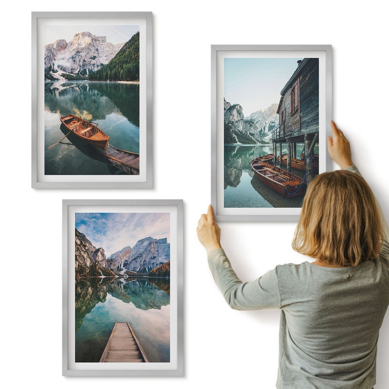 Galeria ścienna 3-częściowy komplet obrazów w srebrnych ramach - Jezioro w górach z łodziami i drewnianą chatą - ArtPrintCave