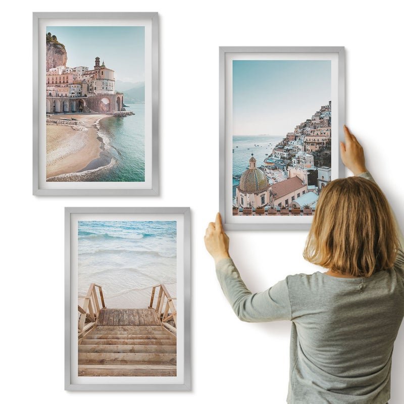 Galeria ścienna 3-częściowy komplet obrazów w srebrnych ramach - Letnie pastelowe widoki z nadmorską architekturą i plażą - ArtPrintCave