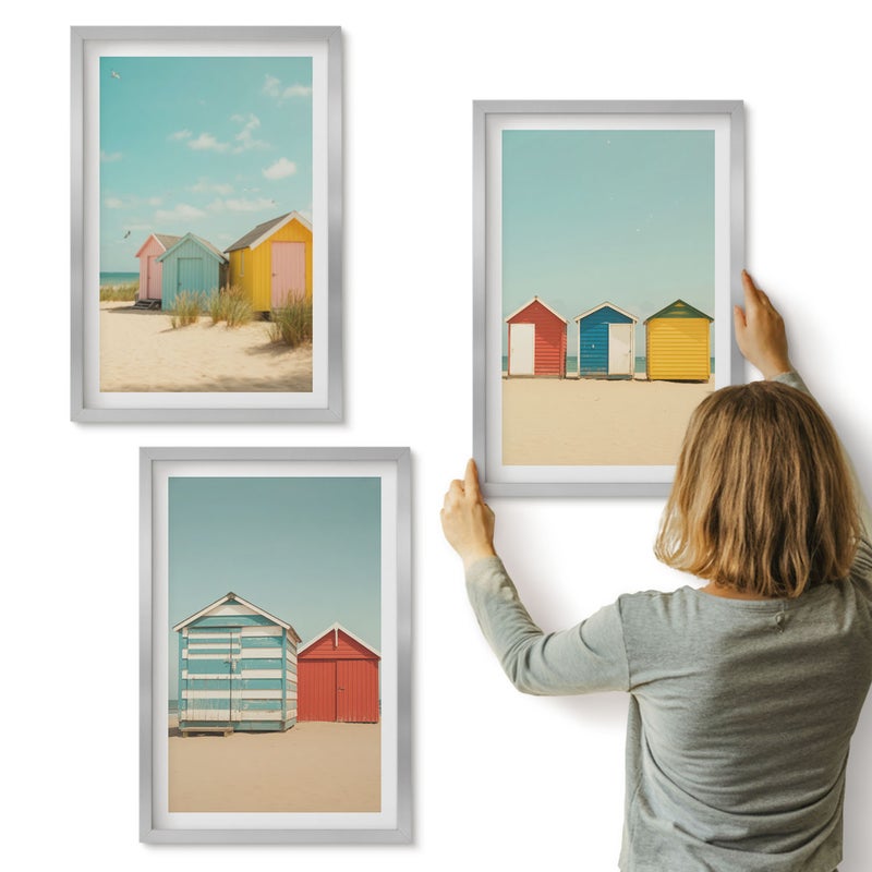Galeria ścienna 3-częściowy komplet obrazów w srebrnych ramach - Kolorowe domki na plaży w słoneczny dzień - ArtPrintCave