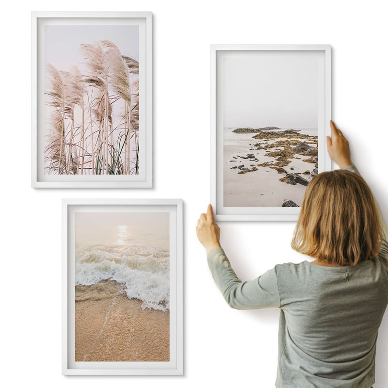 Galeria ścienna 3-częściowy komplet obrazów w białych ramach - Plażowe trawy fale i kamienie nadmorskie boho - ArtPrintCave