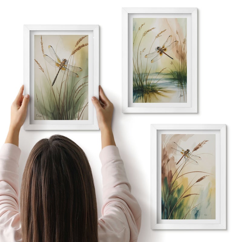 Galeria ścienna 3-częściowy komplet obrazów w białych ramach - Ważki wśród traw nad wodą w malarskim stylu - ArtPrintCave