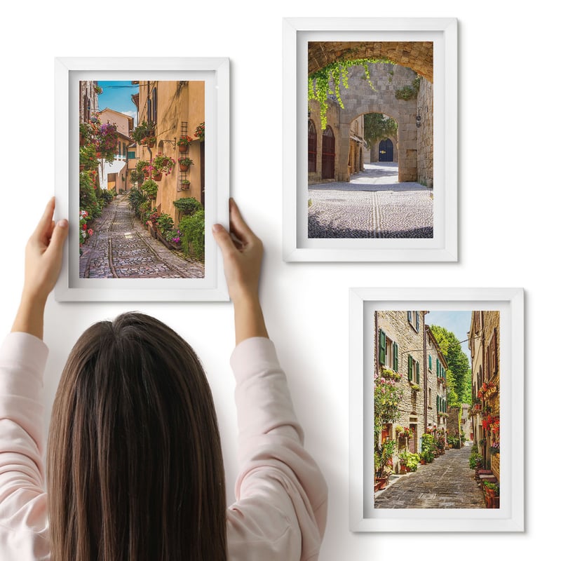 Galeria ścienna 3-częściowy komplet obrazów w białych ramach - Włoskie uliczki z kwiatami i architekturą krajobrazy - ArtPrintCave