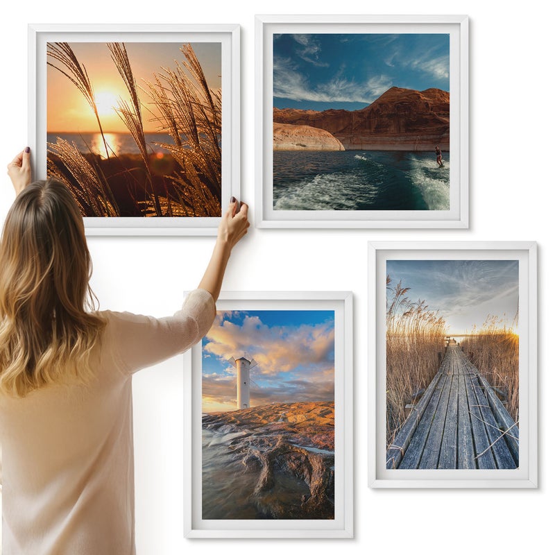 Galeria ścienna 4-częściowy komplet obrazów w białych ramach - Widok latarni morskiej nad morzem trawa i drewniany pomost - ArtPrintCave