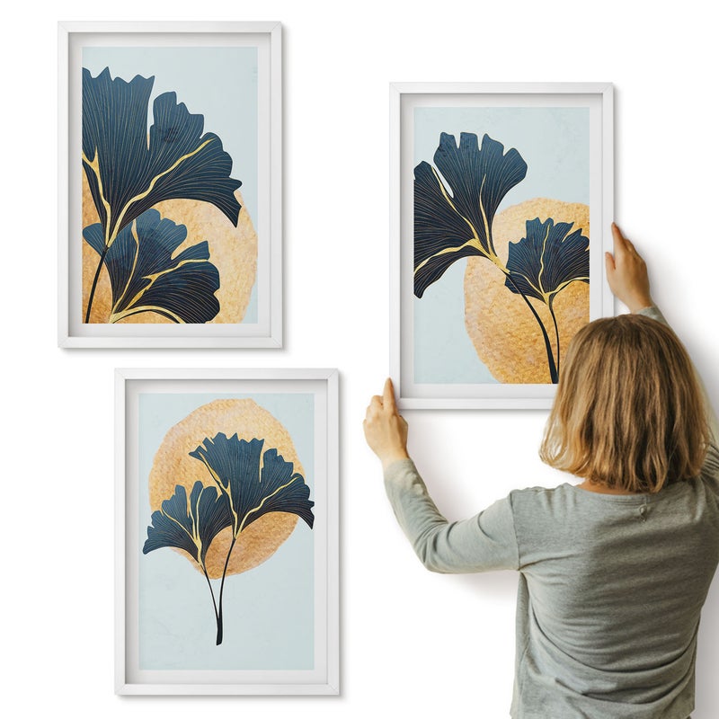 Galeria ścienna 3-częściowy komplet obrazów w białych ramach - Estetyczne liście miłorzębu na jasnym tle - ArtPrintCave