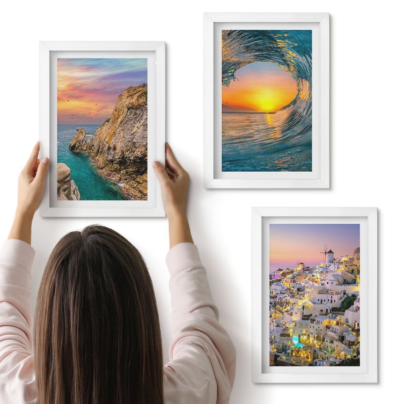 Galeria ścienna 3-częściowy komplet obrazów w białych ramach - Widoki morza fale i białe domy w Santorini Grecja - ArtPrintCave