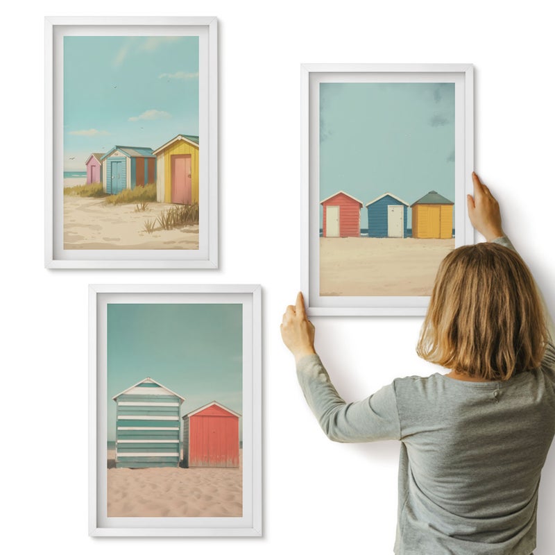 Galeria ścienna 3-częściowy komplet obrazów w białych ramach - Kolorowe domki na plaży w letnim słońcu - ArtPrintCave