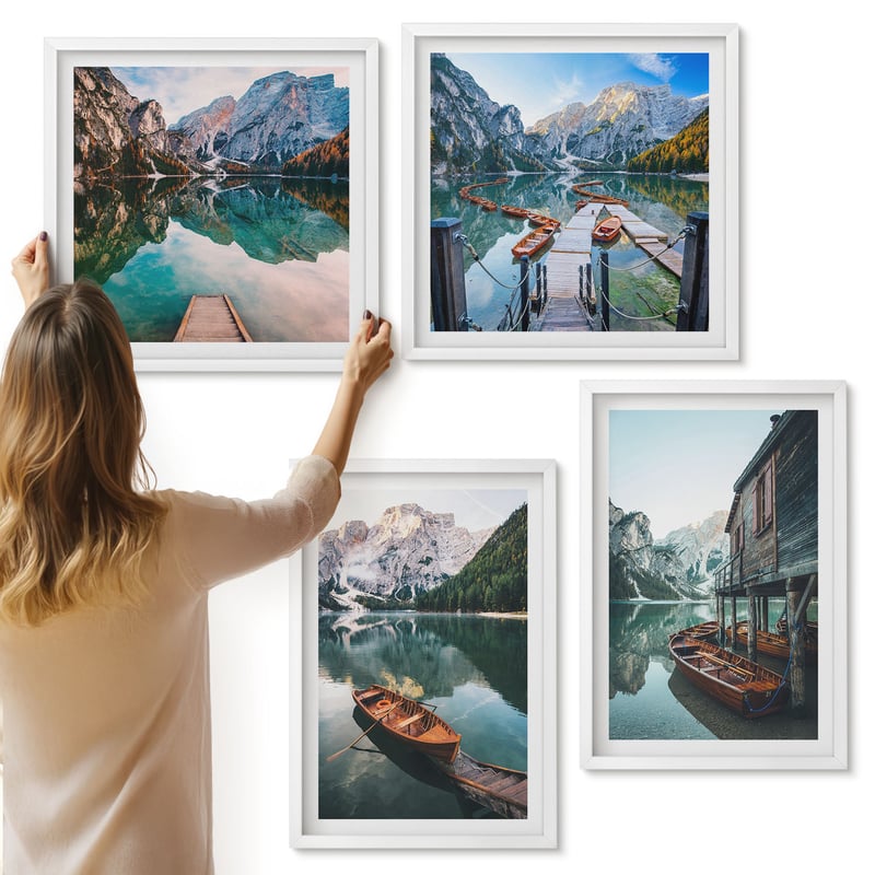 Galeria ścienna 4-częściowy komplet obrazów w białych ramach - Jezioro w górach z łodziami i drewnianą chatą - ArtPrintCave
