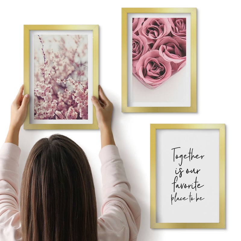 Galeria ścienna 3-częściowy komplet obrazów w złotych ramach - Kwiaty i bukiety róż z domowym napisem - ArtPrintCave