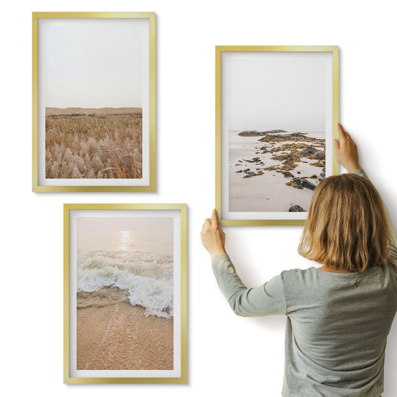 Galeria ścienna 3-częściowy komplet obrazów w złotych ramach - Plaża z falami i kamieniami nadmorskimi lato - ArtPrintCave