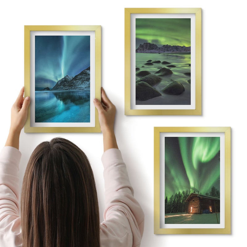 Galeria ścienna 3-częściowy komplet obrazów w złotych ramach - Zimowe pejzaże z zorzą polarną nad górami - ArtPrintCave