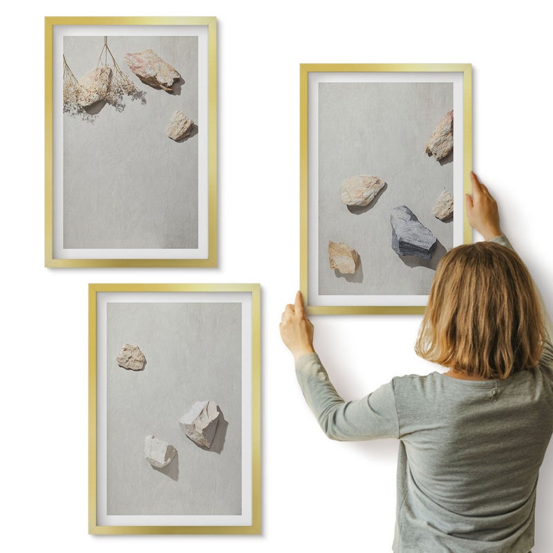 Galeria ścienna 3-częściowy komplet obrazów w złotych ramach - Boho kamienie na plaży mminimalistyczne dekoracje - ArtPrintCave
