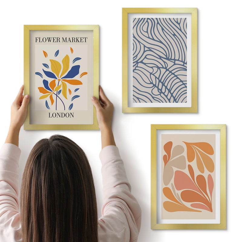 Galeria ścienna 3-częściowy komplet obrazów w złotych ramach - Kwiaty w stylu nowoczesnym z abstrakcyjnymi wzorami - ArtPrintCave