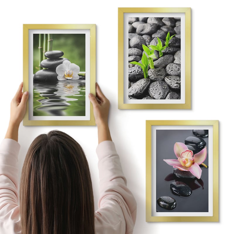 Galeria ścienna 3-częściowy komplet obrazów w złotych ramach - Spokojna kompozycja zen kamienie z kwiatami na wodzie - ArtPrintCave