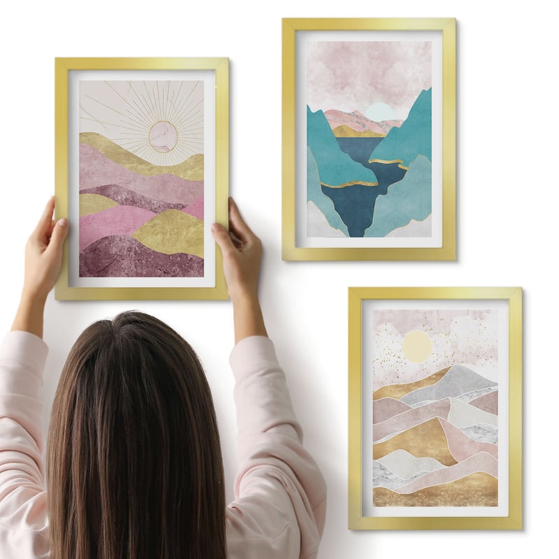Galeria ścienna 3-częściowy komplet obrazów w złotych ramach - Abstrakcyjne krajobrazy z górami i słońcem - ArtPrintCave