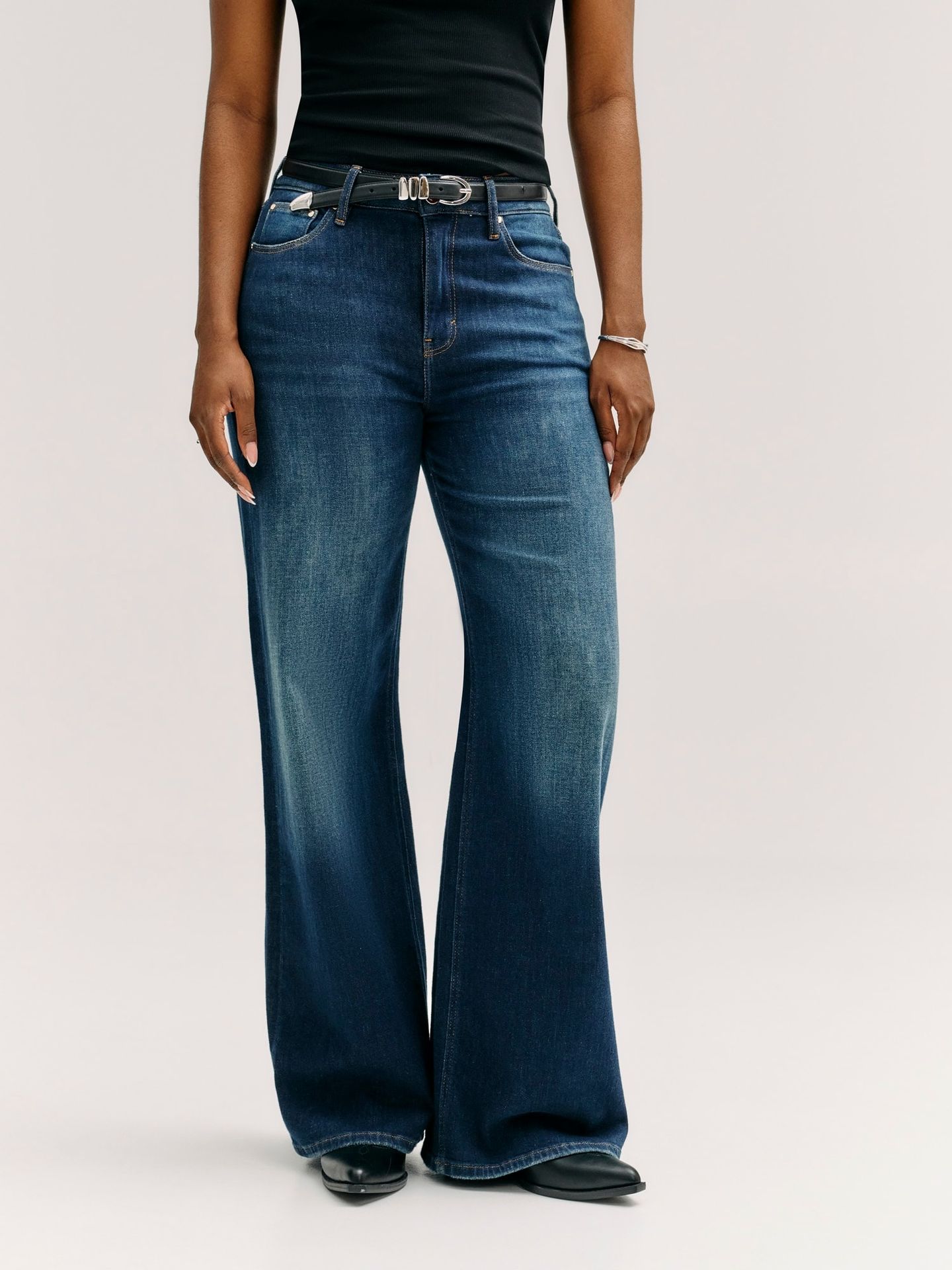 GUESS Jeansy Bellflower Relaxed fit mid rise