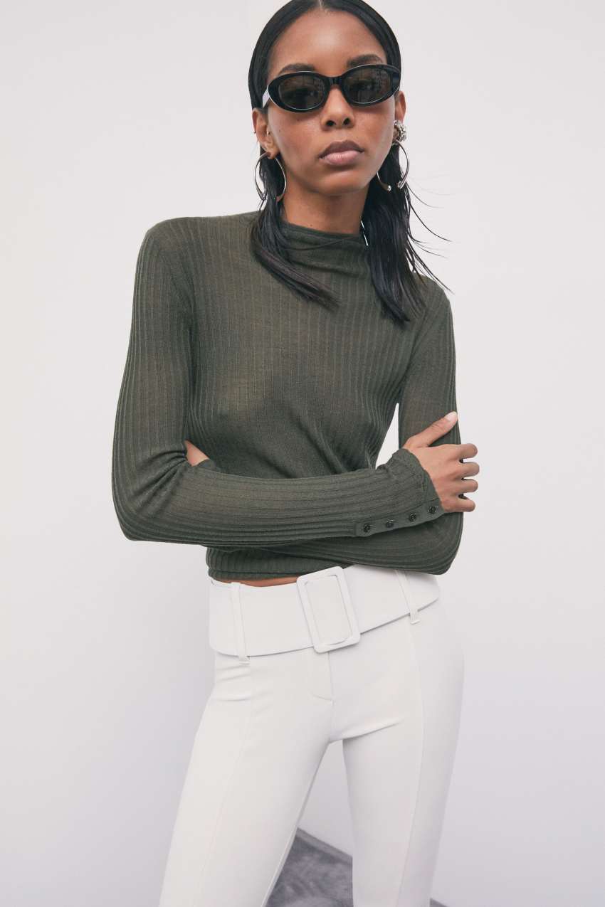 Lekki sweter wełniany z golfem kominowym