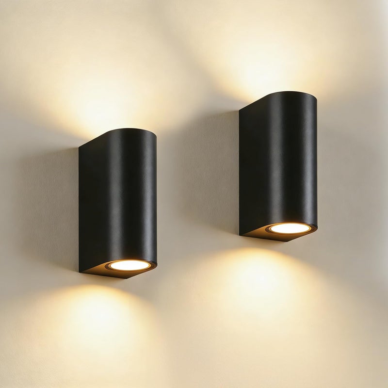 Zestaw dwóch zewnętrznych lamp ściennych ze światłem skierowanym ku górze, stopniem wodoodporności IP65 i czarnymi, aluminiowymi lampami ściennymi.