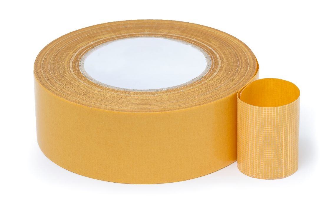 Mocna taśma dwustronna zbrojona do wykładzin 50 mm x 25 m