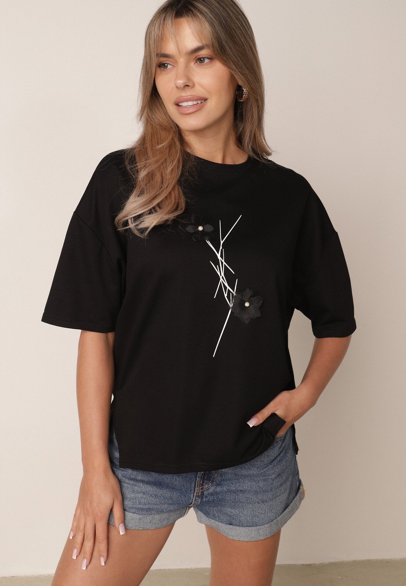 Czarny T-shirt z Wiskozy z Perełkami i Kwiatami 3D Rossalie