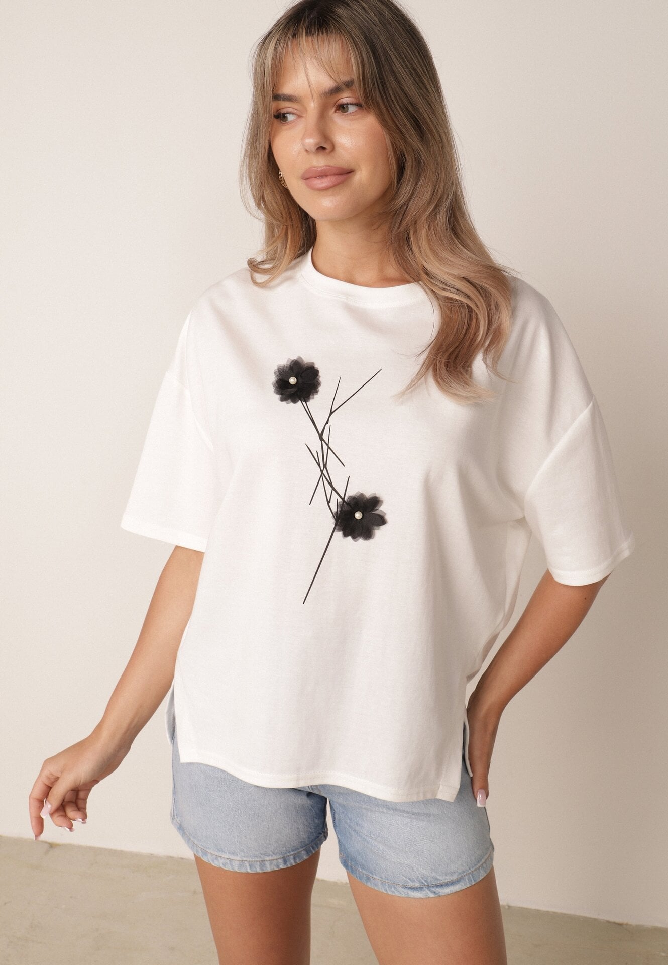 Biały T-shirt z Wiskozy z Perełkami i Kwiatami 3D Rossalie