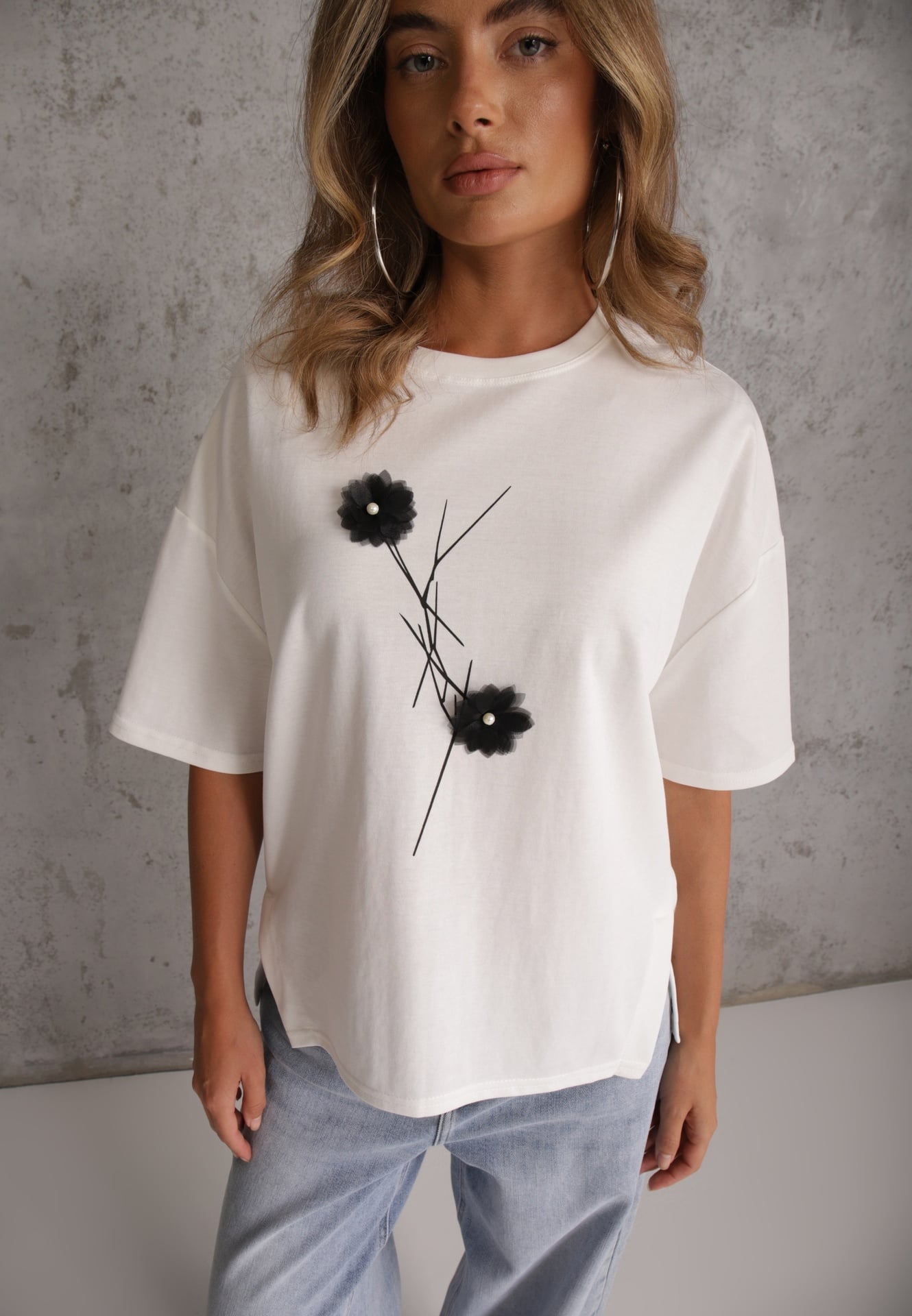 Biały Wiskozowy T-shirt Ozdobiony Kwiatami i Perełkami Muvine