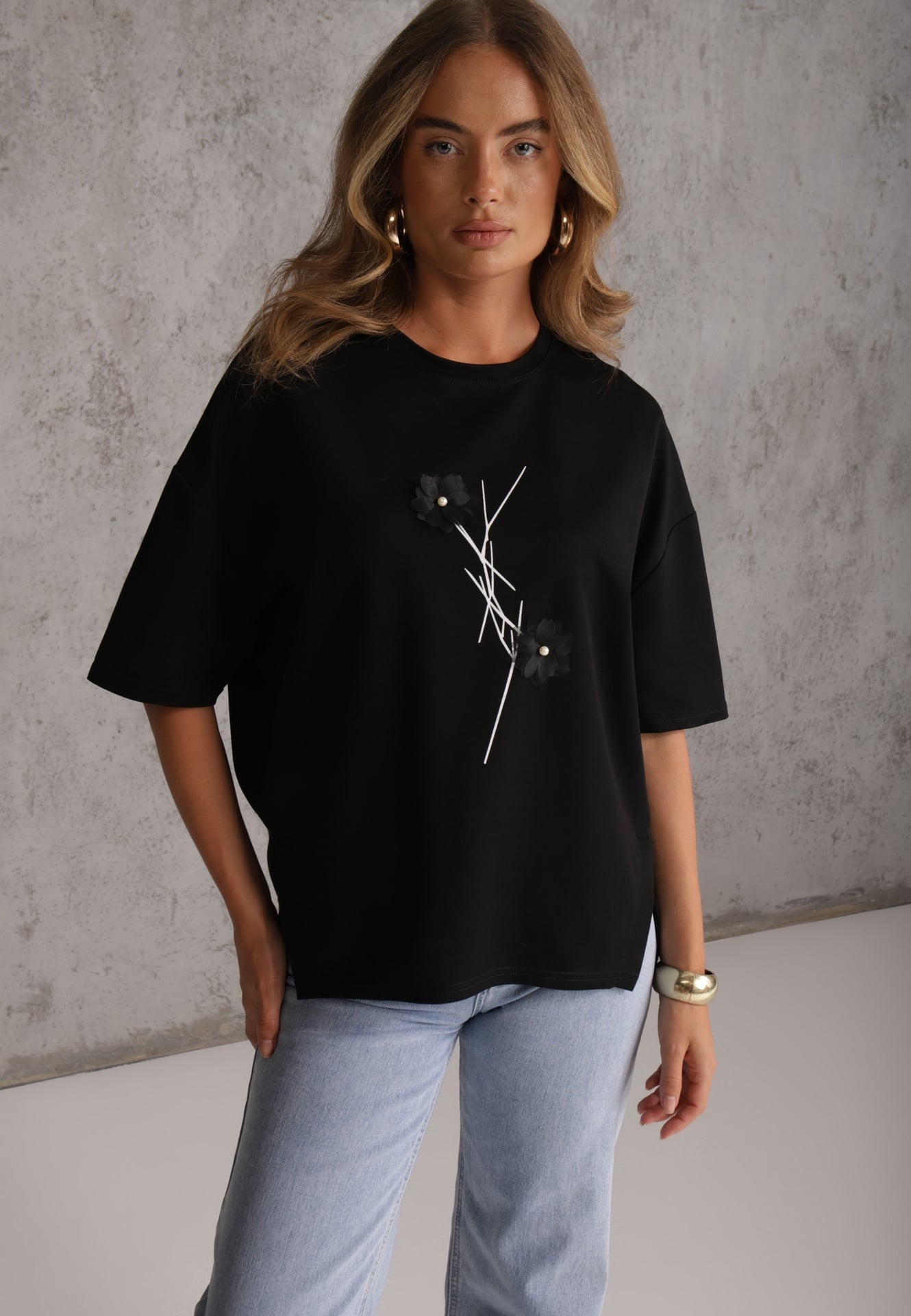 Czarny Wiskozowy T-shirt Ozdobiony Kwiatami i Perełkami Muvine