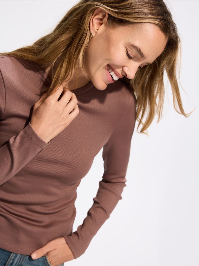 Reserved - Prążkowany longsleeve - brązowy