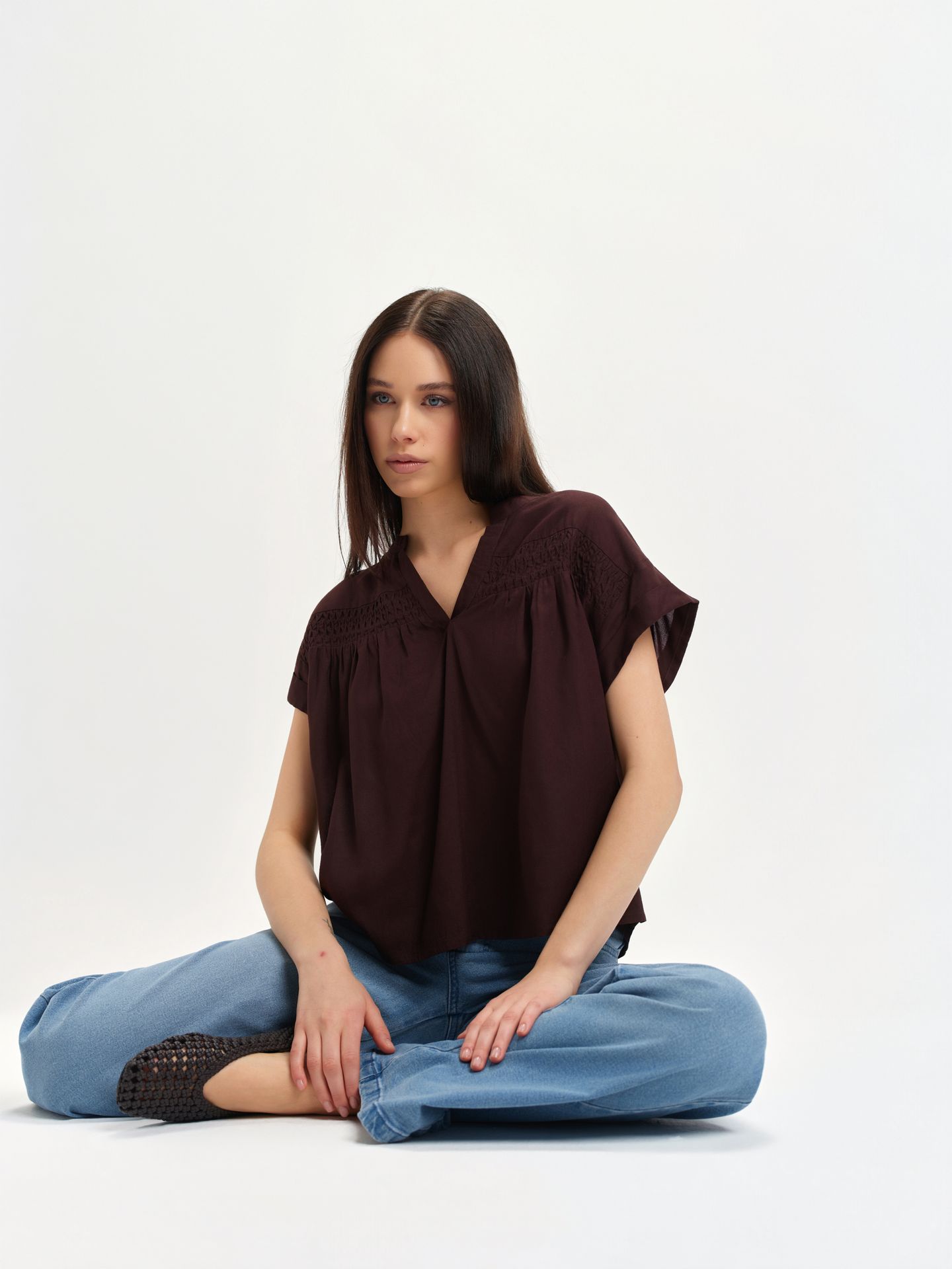 Ciemnobrązowa bluzka z dekoltem v-neck
