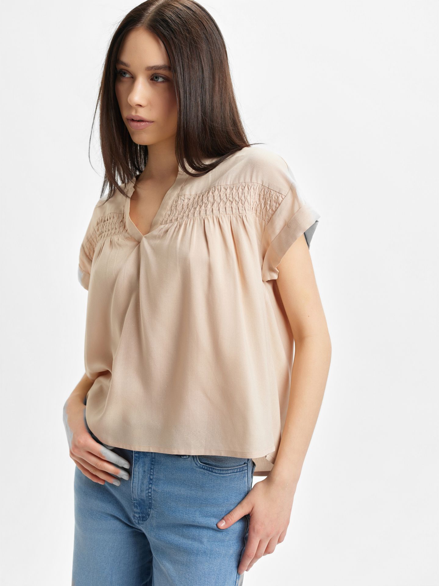 Beżowa bluzka z dekoltem v-neck