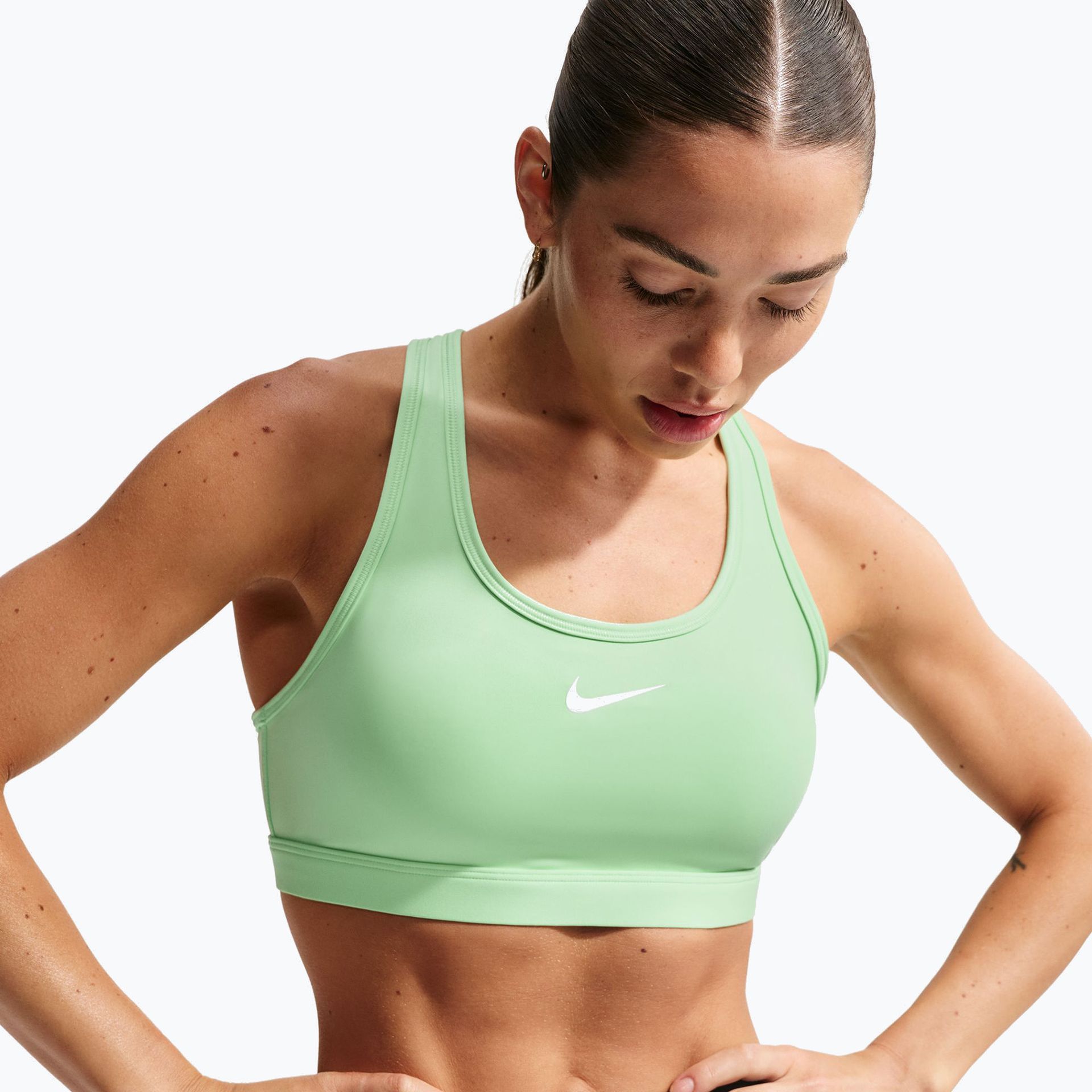 Biustonosz treningowy Nike Swoosh cucumber calm/white WYSYŁKA W 24H 30 DNI NA ZWROT