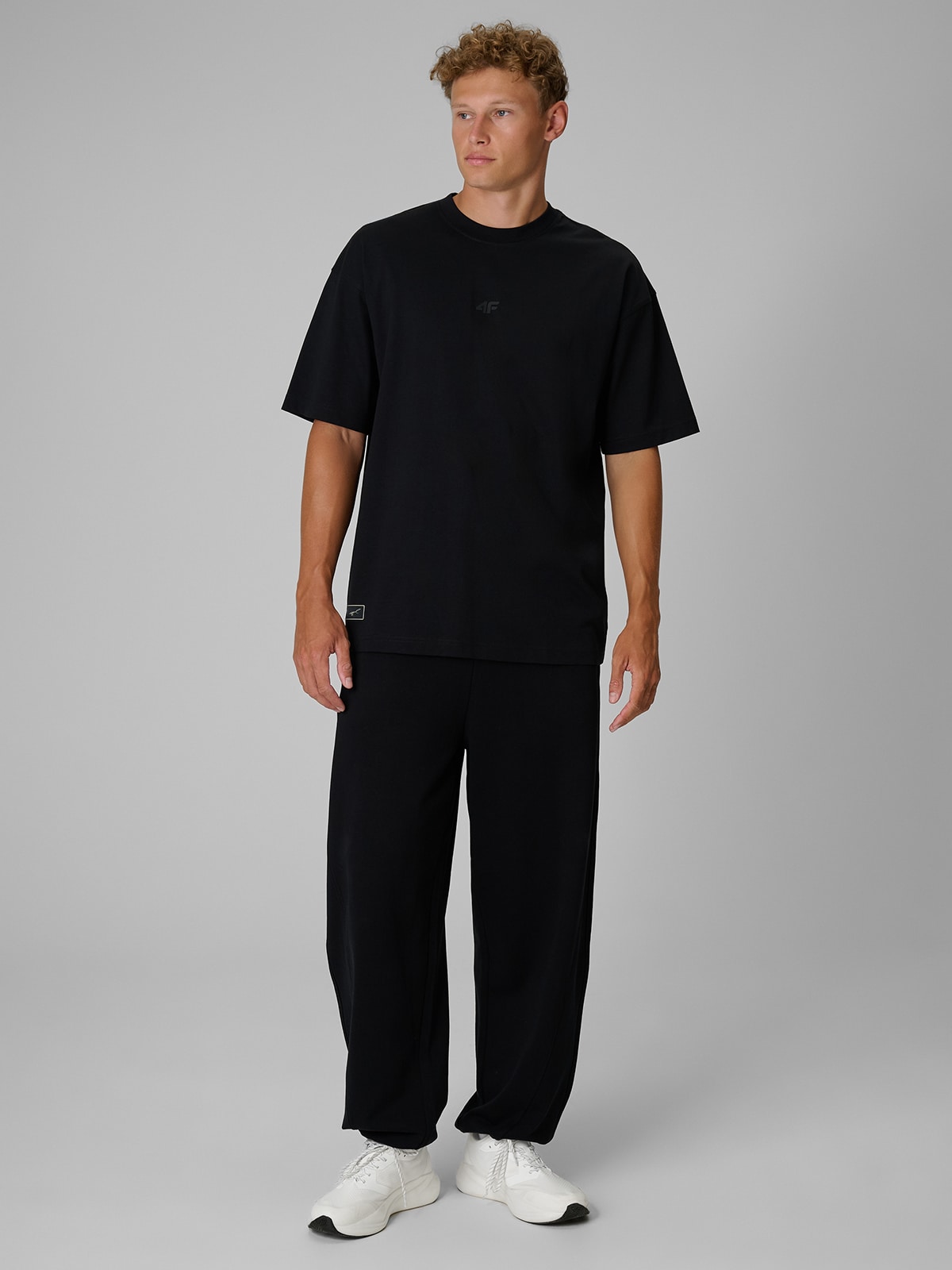 4F Regular Size: Spodnie dresowe joggery 4F Tomasz Fornal - czarne XS