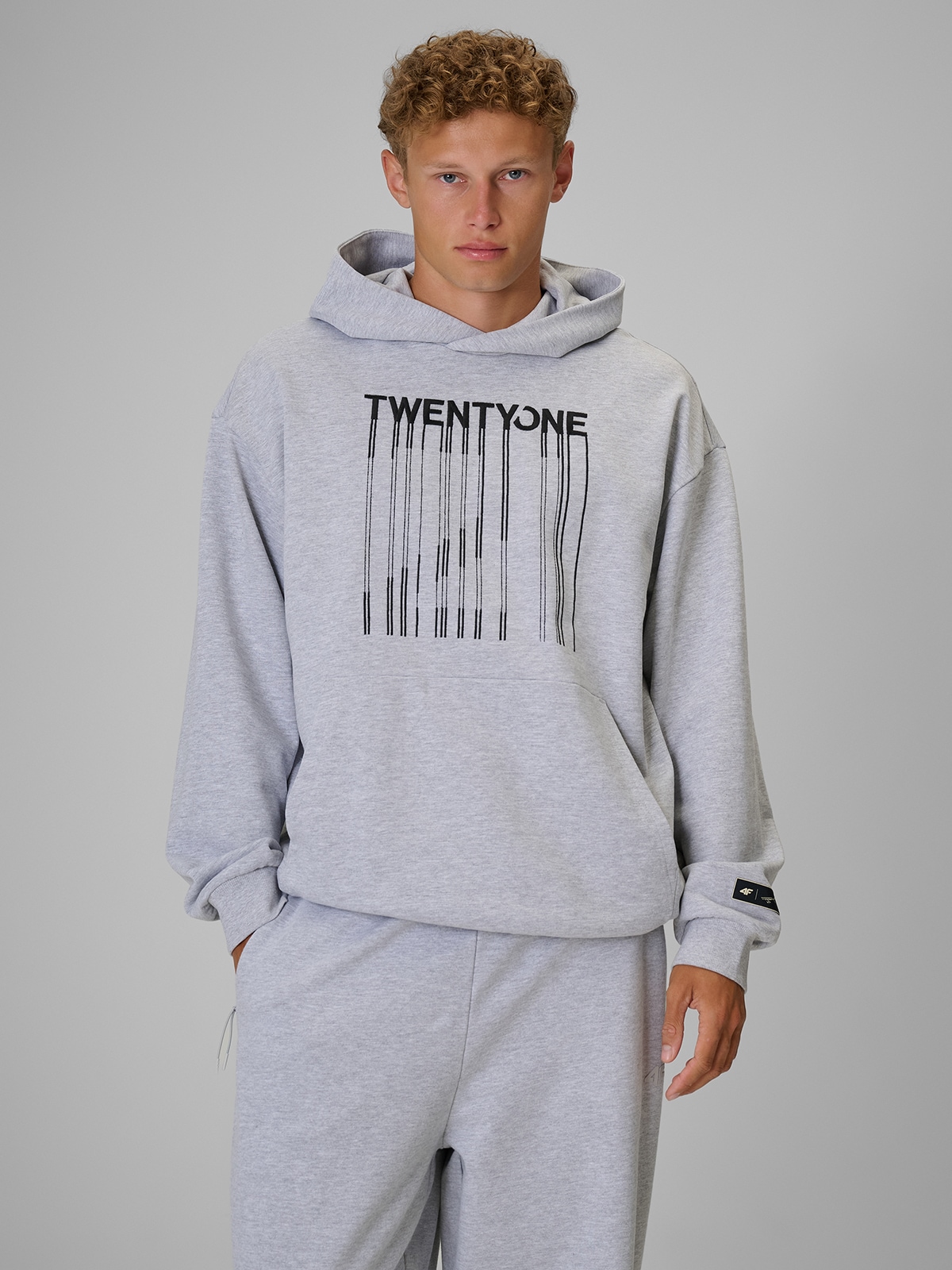 4F Regular Size: Bluza dresowa loose z kapturem 4F Tomasz Fornal - szara XS