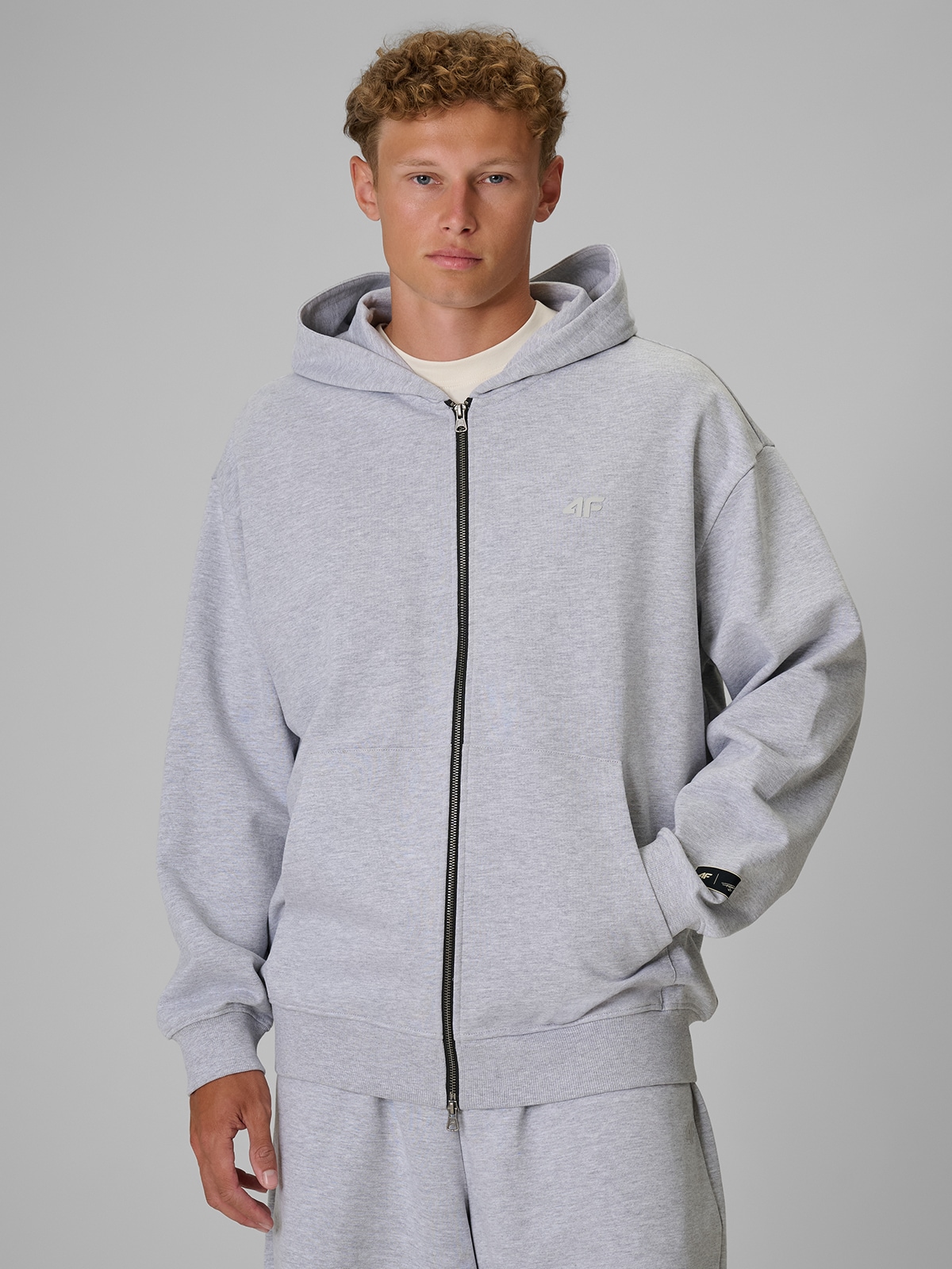 4F Regular Size: Bluza dresowa loose z kapturem 4F Tomasz Fornal - szara XS