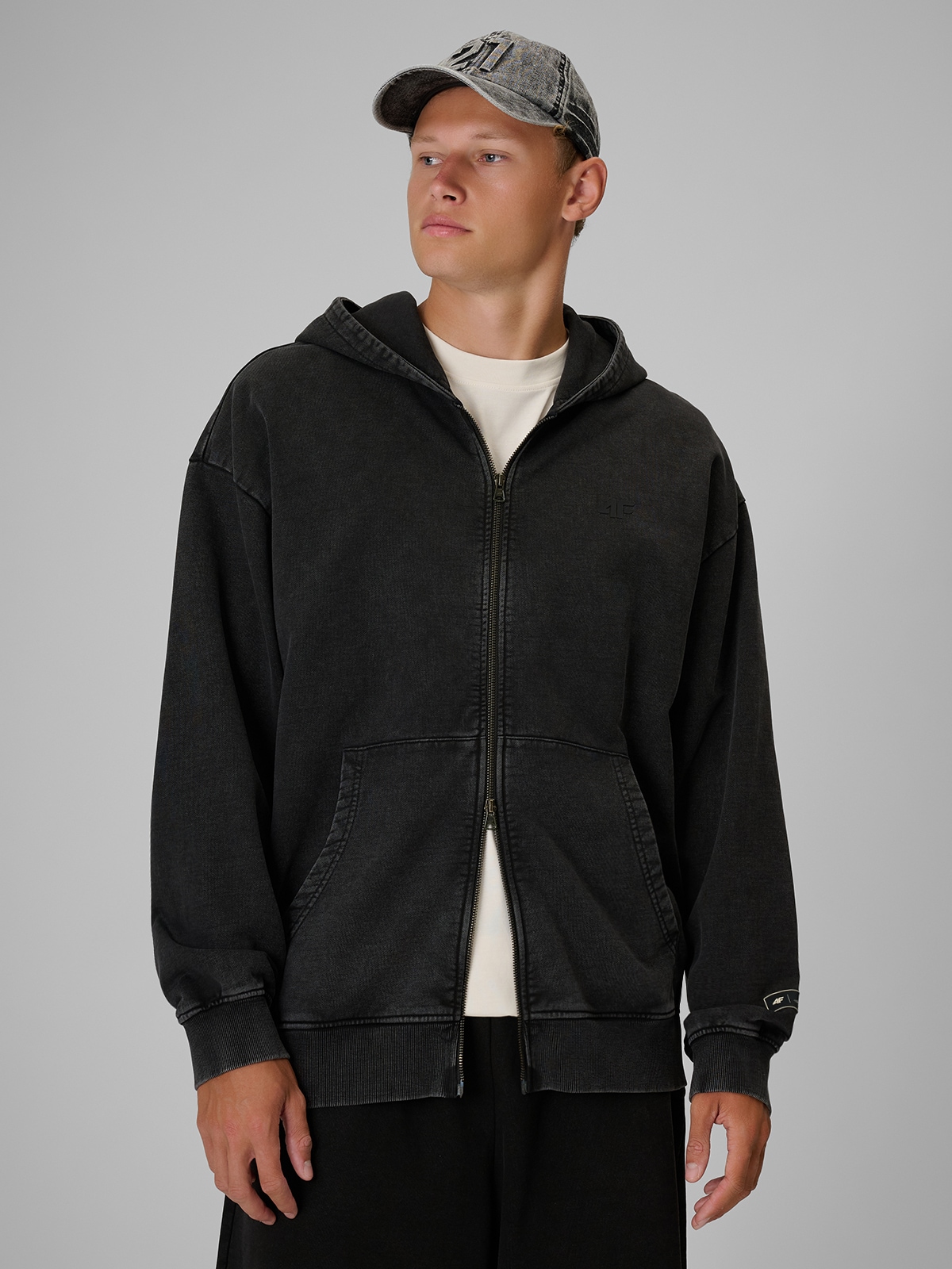 4F Regular Size: Bluza dresowa loose z kapturem 4F Tomasz Fornal - szara XS