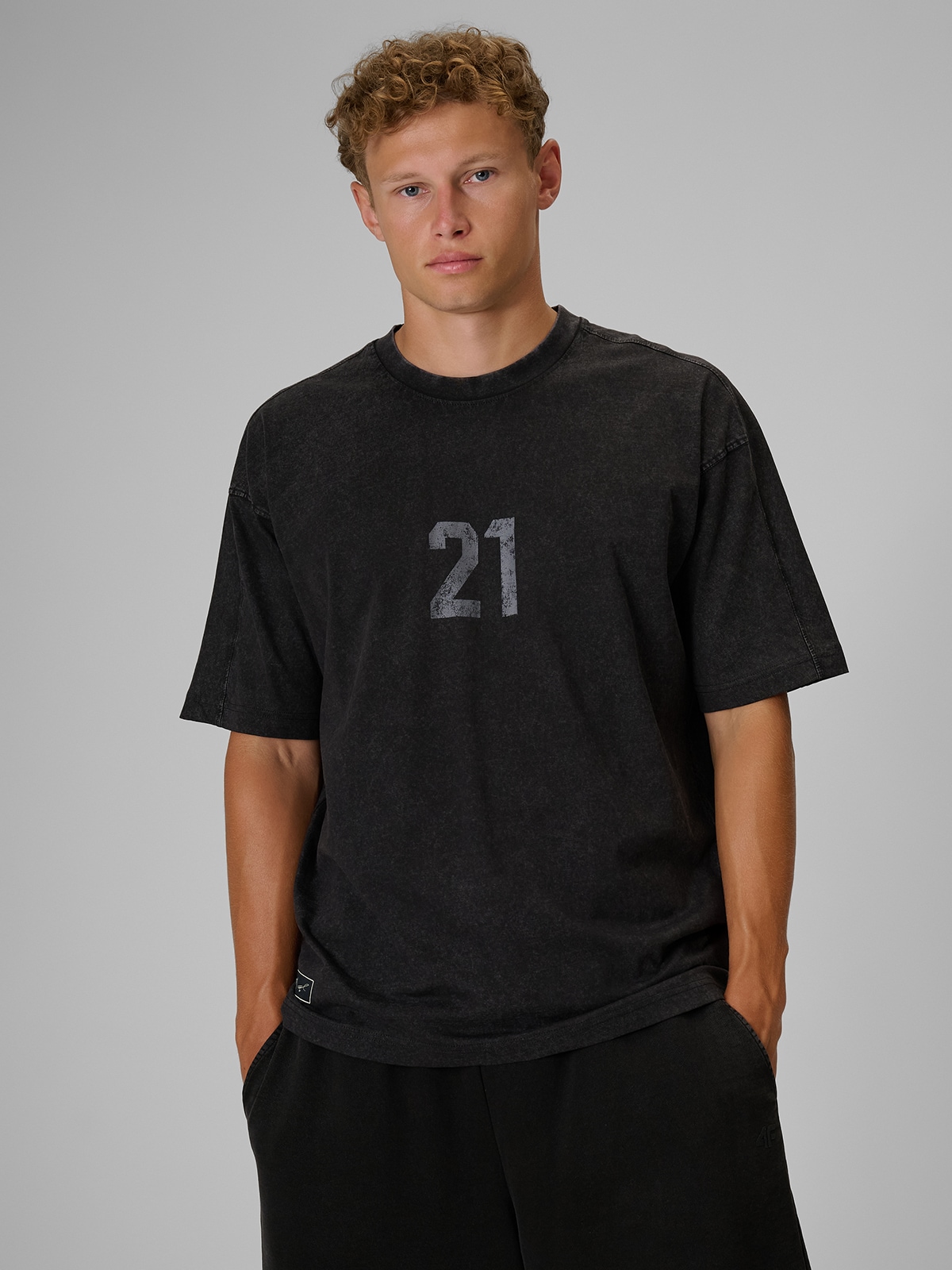 4F Regular Size: T-shirt loose z nadrukiem 4F Tomasz Fornal - szary XS