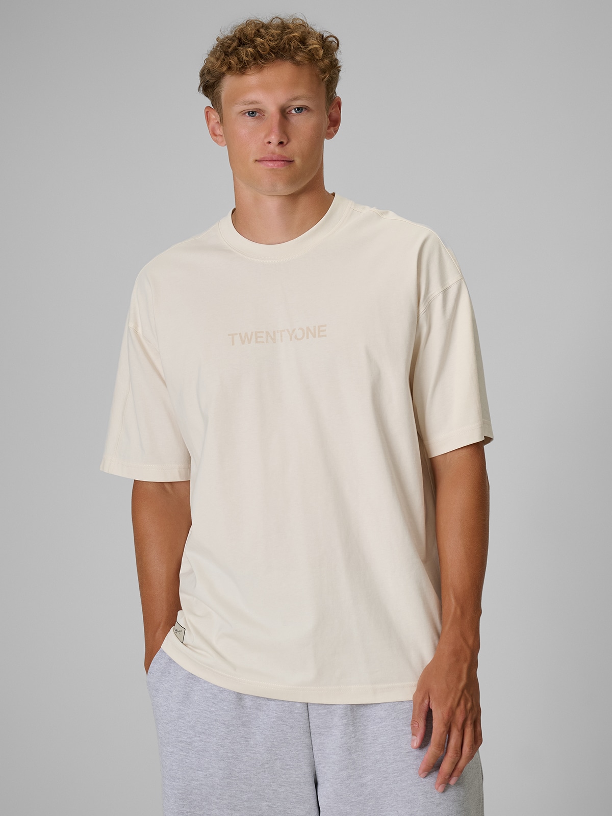 4F Regular Size: T-shirt loose z nadrukiem 4F Tomasz Fornal - kremowy XS