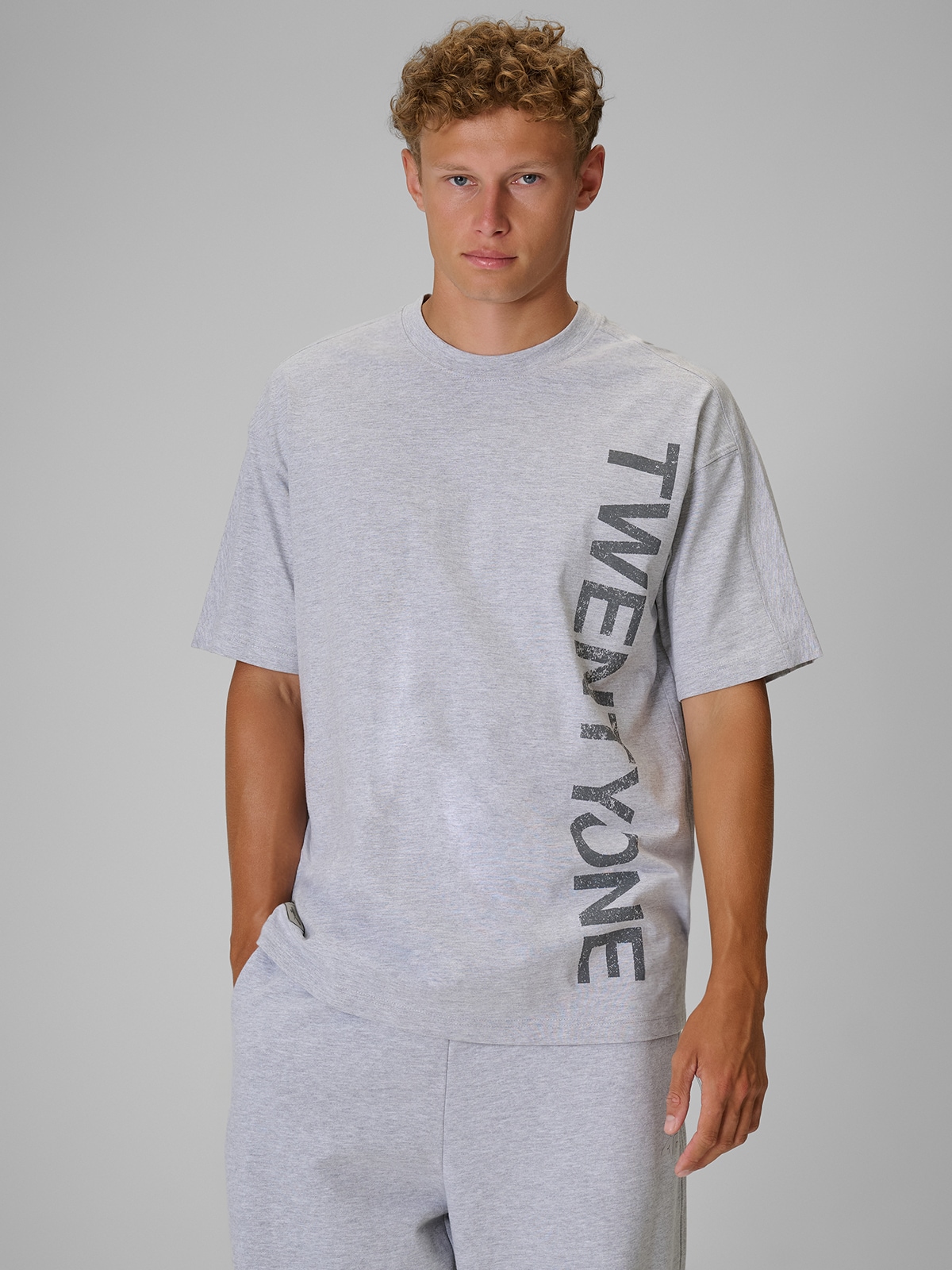 4F Regular Size: T-shirt loose z nadrukiem 4F Tomasz Fornal - szary XS