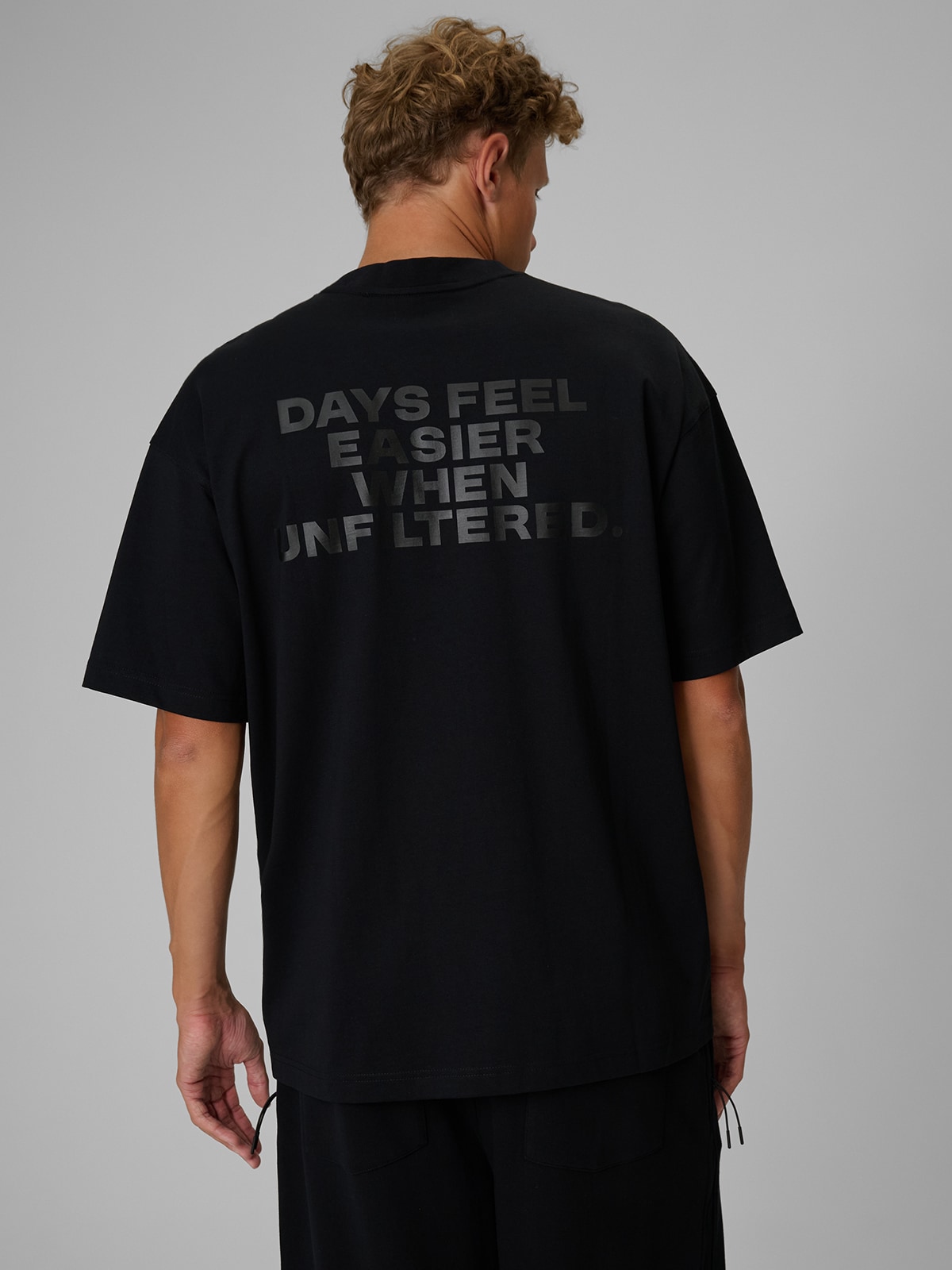 4F Regular Size: T-shirt loose z nadrukiem 4F Tomasz Fornal - czarny XS