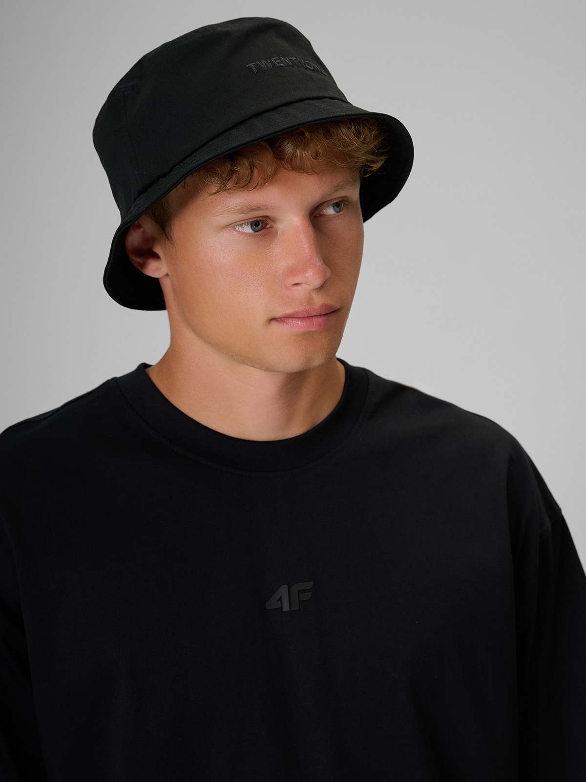 4F Kapelusz bucket hat 4F Tomasz Fornal - czarny S/M (58cm)