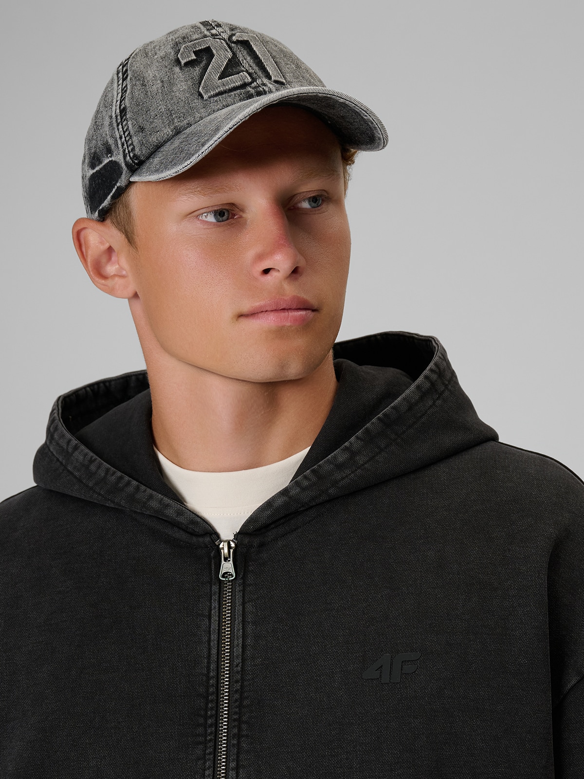 4F Czapka z daszkiem strapback 4F Tomasz Fornal - szara S/M (58cm)
