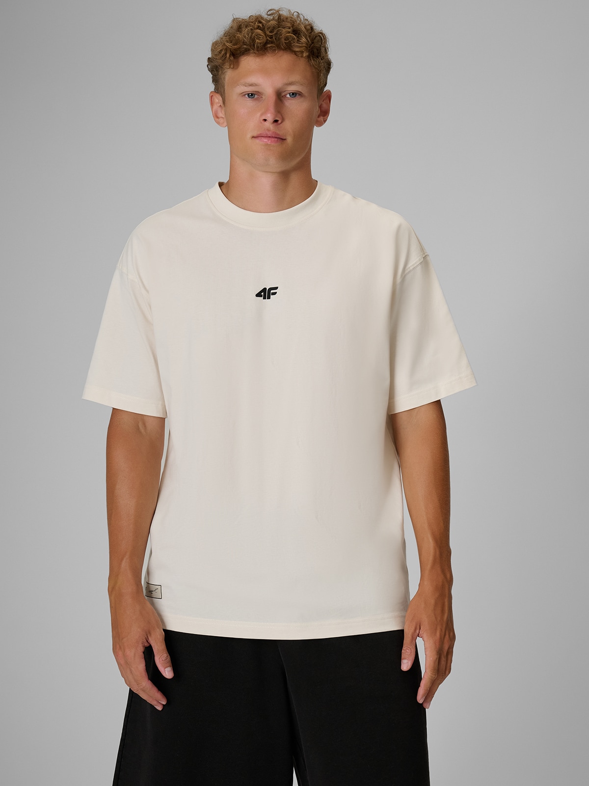 4F Regular Size: T-shirt loose z nadrukiem 4F Tomasz Fornal - kremowy XS