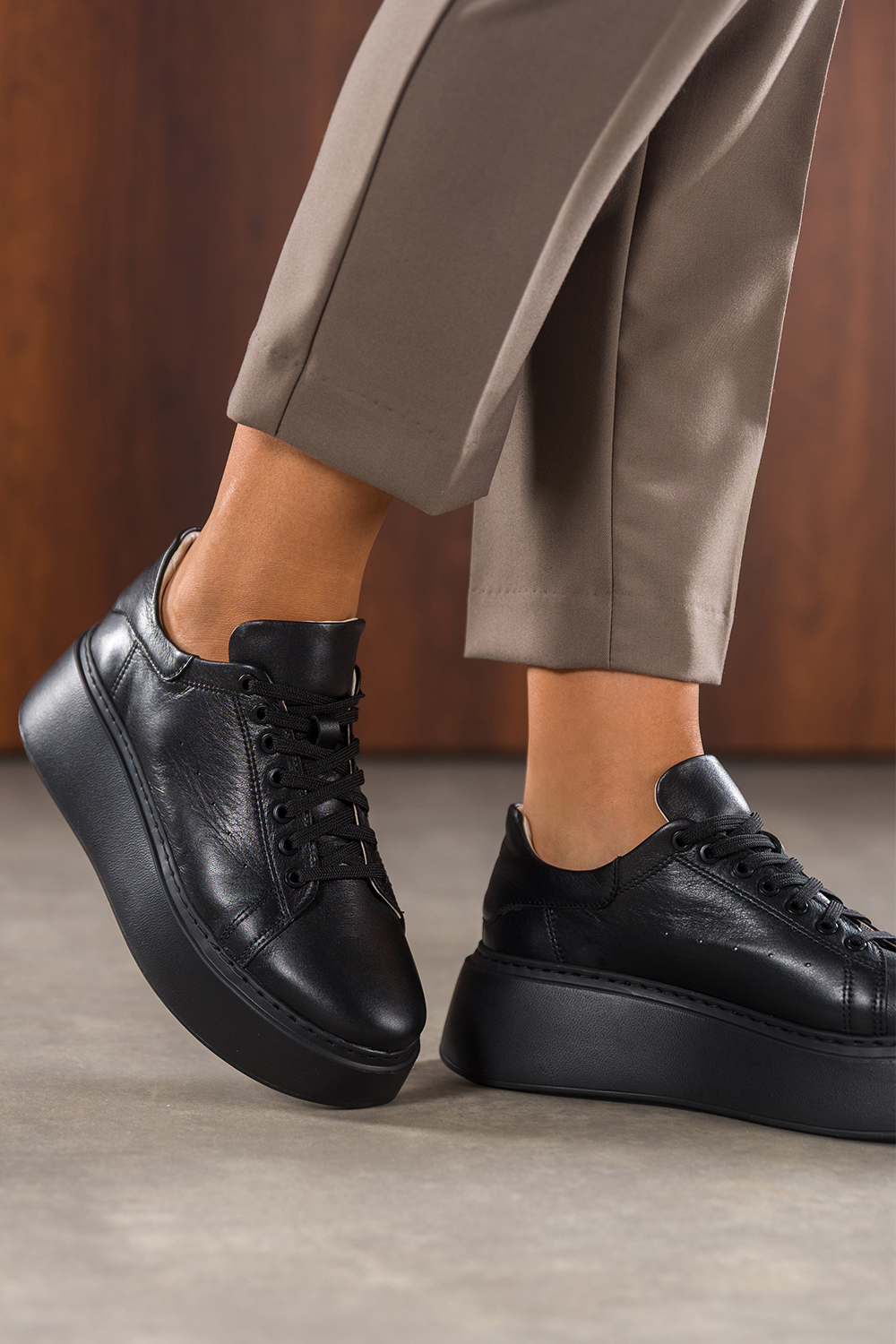 Czarne sneakersy skórzane damskie buty sportowe na platformie sznurowane PRODUKT POLSKI Casu M591H7