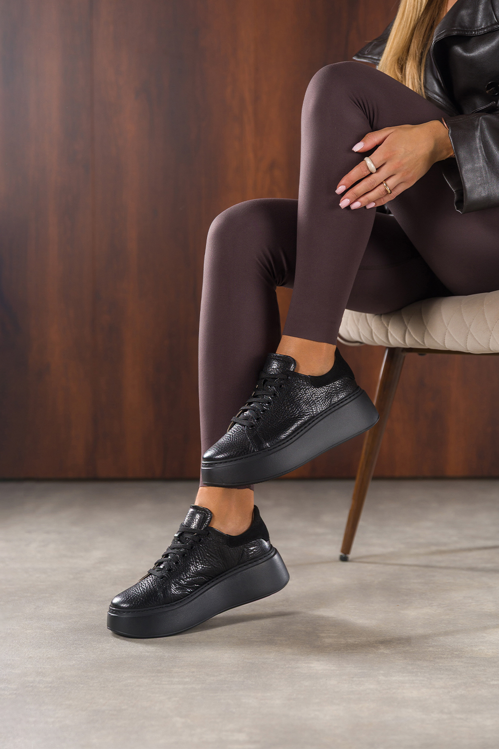 Czarne sneakersy skórzane damskie buty sportowe na platformie sznurowane zamszowe wstawki PRODUKT POLSKI Casu M591H7