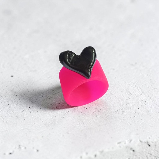 Pierścień z żywicy : szeroki : HEART : neon pink & black