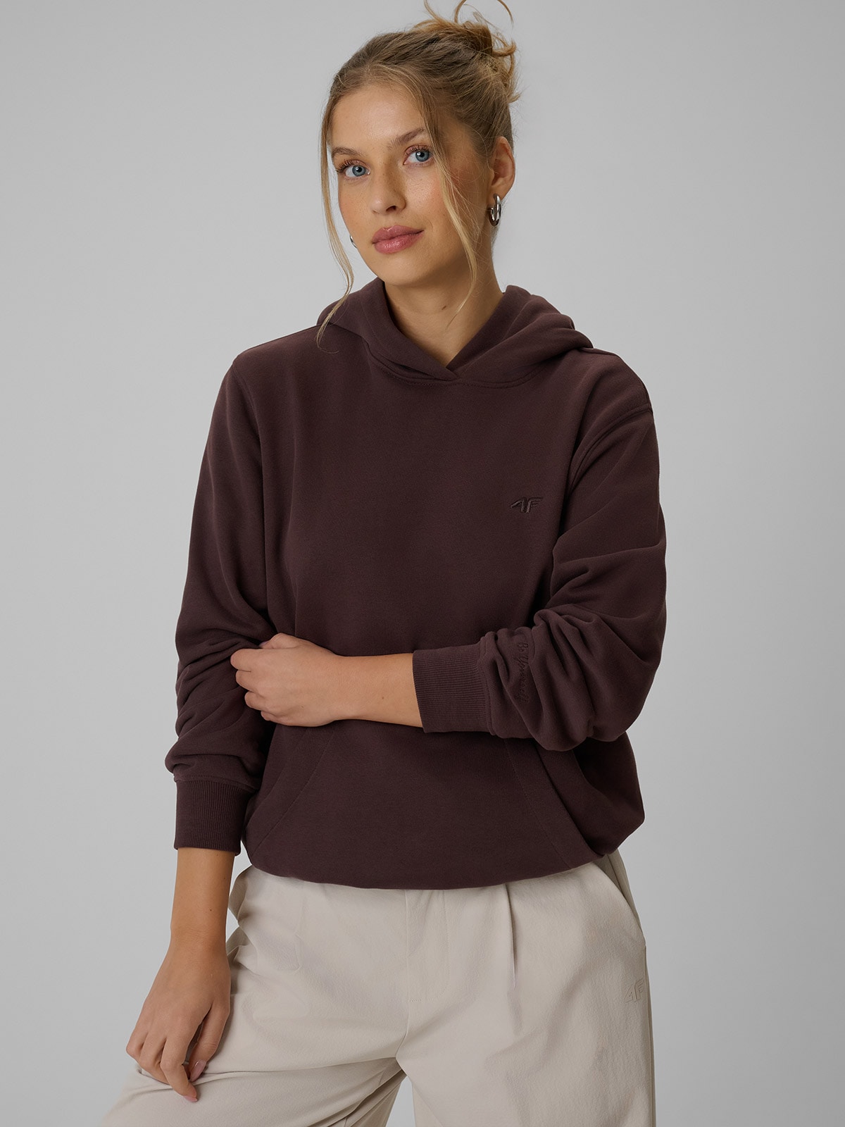 4F Bluza dresowa relaxed z kapturem damska - brązowa XS