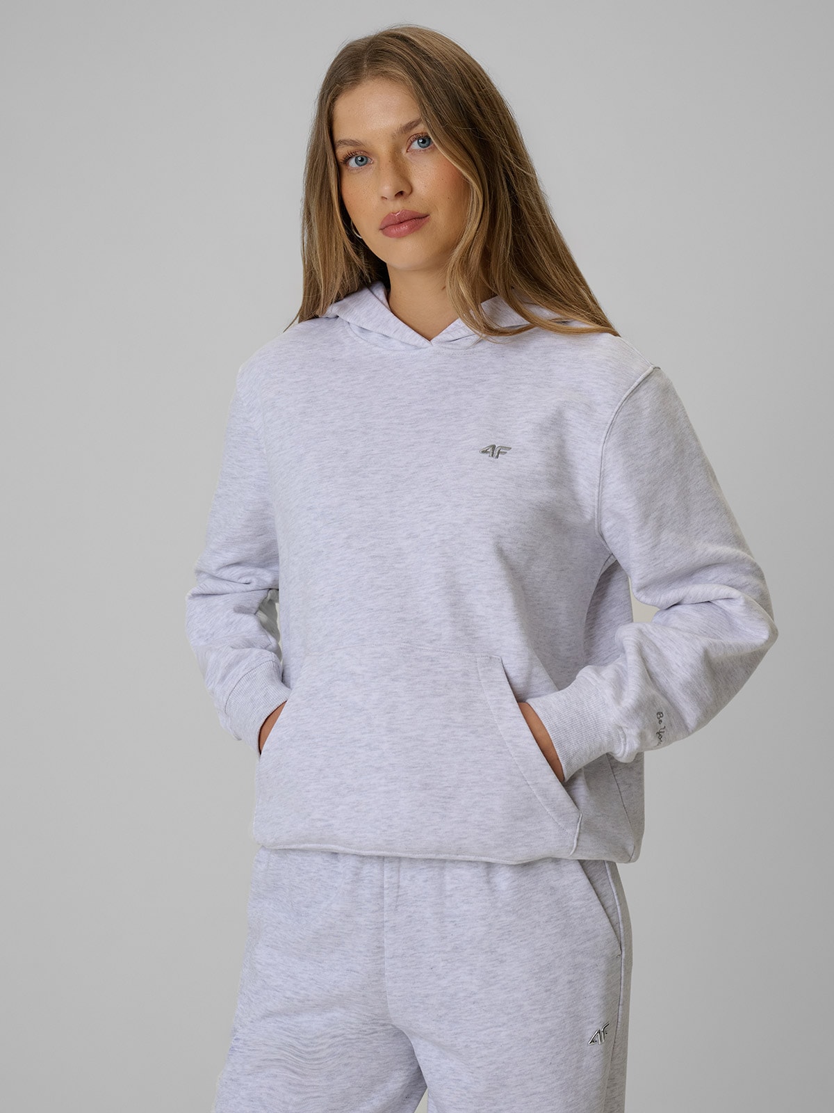 4F Bluza dresowa relaxed z kapturem damska - szara XS