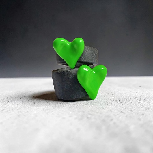 Pierścień z żywicy : szeroki : HEART : green & black