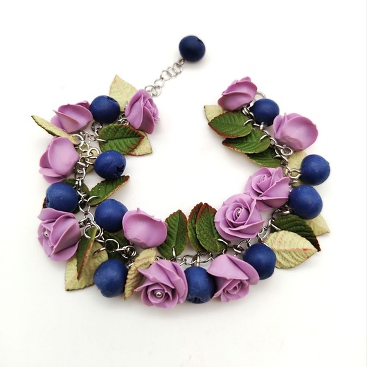 Bransoletka z różami i borówkami handmade kwiaty fioletowe prezent