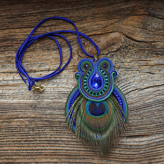 Peacock eye- wisior soutache z piórami